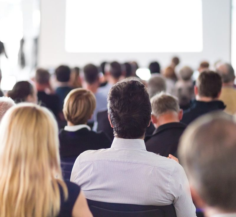 Konferenz- & Tagungsraum - Menschen sitzen und hören zu