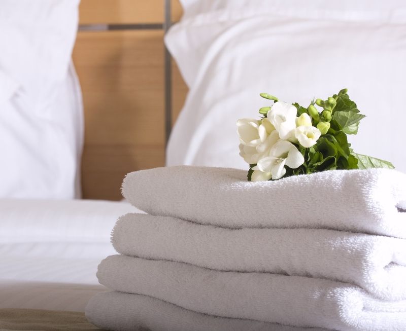 Hotelzimmer - Handtücher liegen auf einem Bett